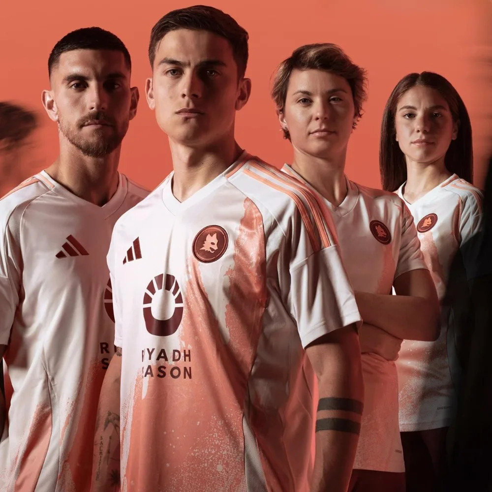 Áo bóng đá AS Roma： Nên chọn mua áo sân nhà hay sân khách mùa này？