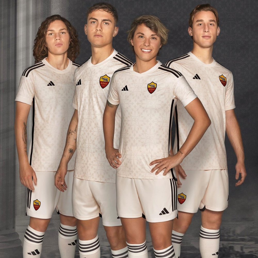 Áo bóng đá AS Roma： Nên chọn mua áo sân nhà hay sân khách mùa này？