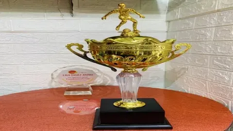 Mua cúp bóng đá ở đâu tốt và rẻ nhất？ (Bật mí 5 địa chỉ uy tín)