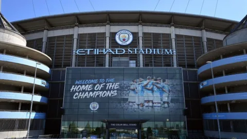 Sân vận động thành phố Manchester là của ai？ (Tìm hiểu lịch sử đội chủ sân)